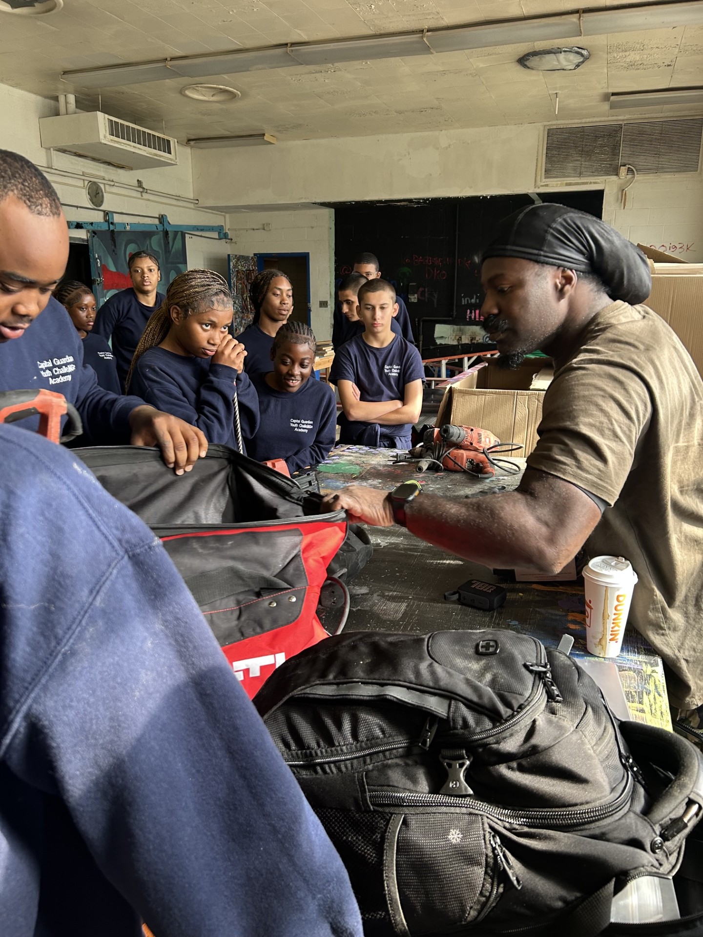 A mentor coaching trainees through tool readiness and workshop preparation